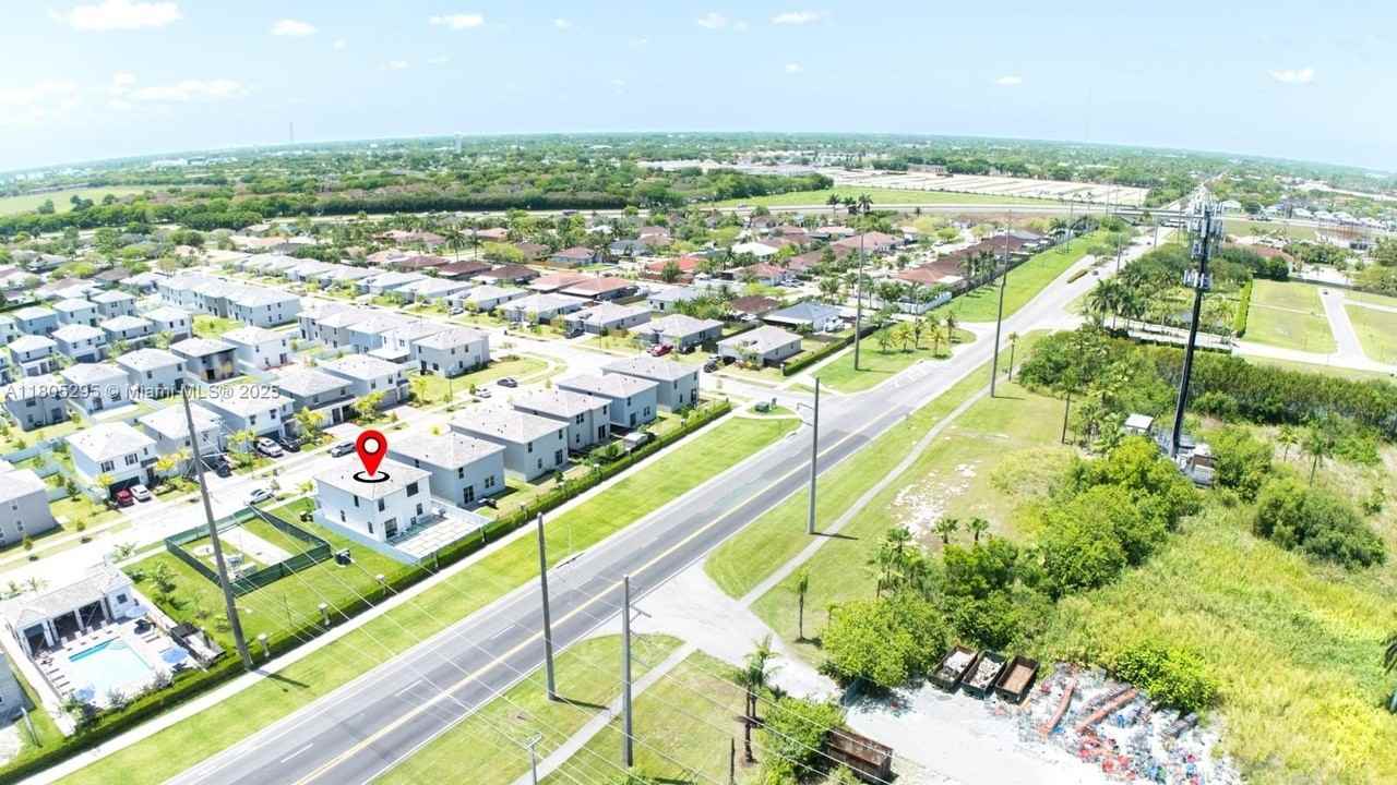 715 Se 17th Ave #0 - Photo 4 of 35