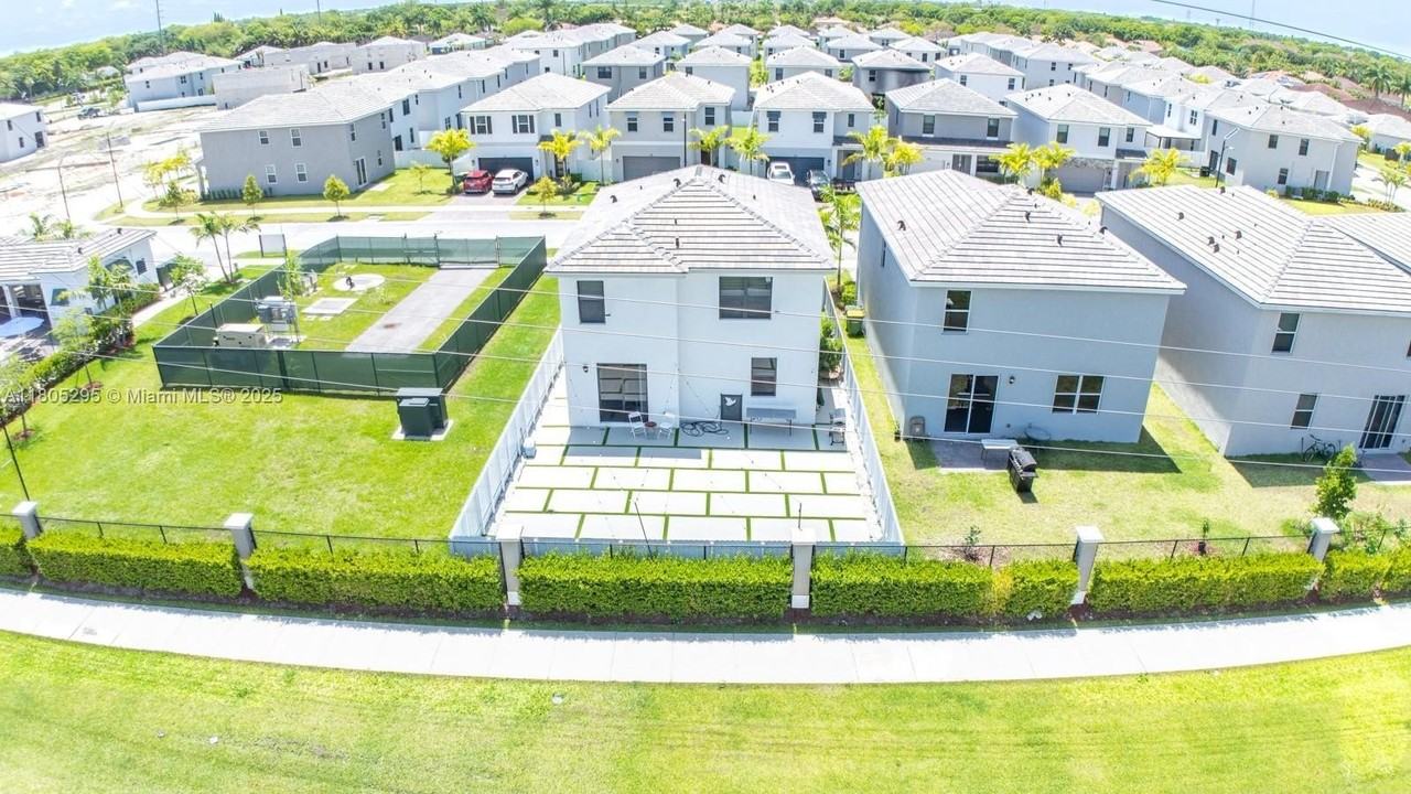 715 Se 17th Ave #0 - Photo 5 of 35