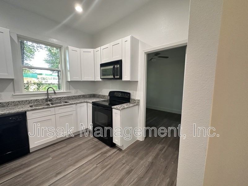 102 7th St Sw #3 - Photo 3 of 14