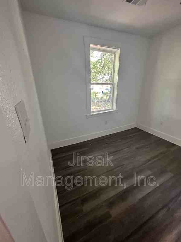 102 7th St Sw #3 - Photo 4 of 14