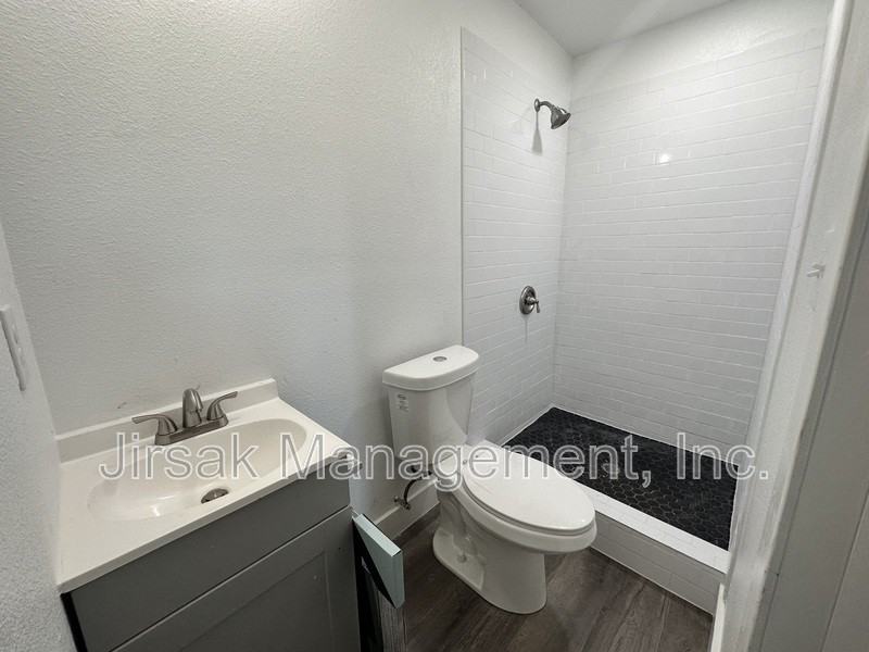 102 7th St Sw #3 - Photo 6 of 14