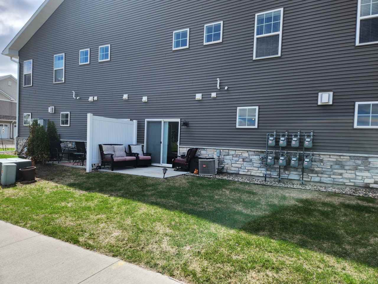 420 Ford St E - Photo 2 of 9