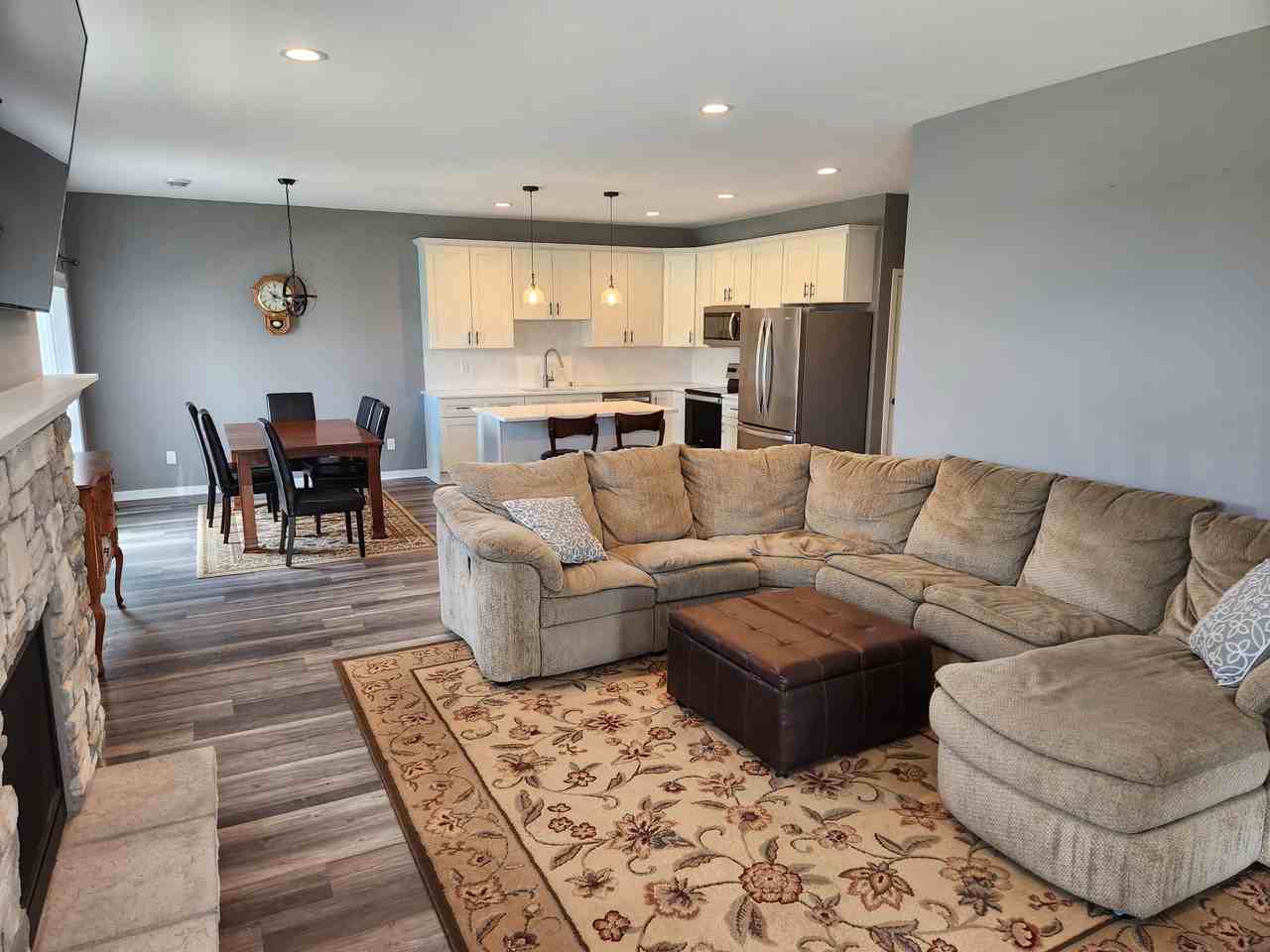 420 Ford St E - Photo 3 of 9