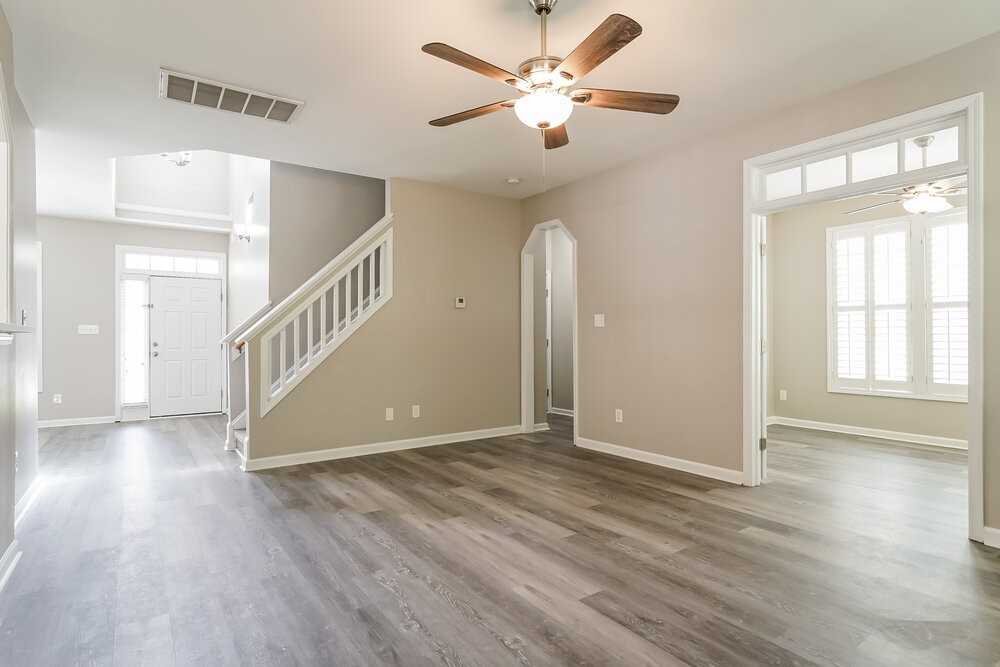 8137 Marshall Brae Dr - Photo 5 of 17