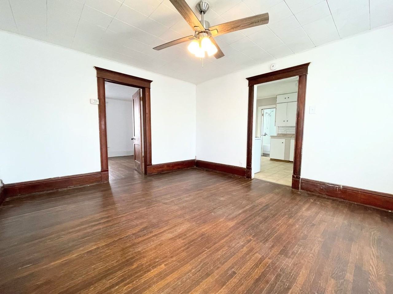 611 E Avenue B - Photo 2 of 22