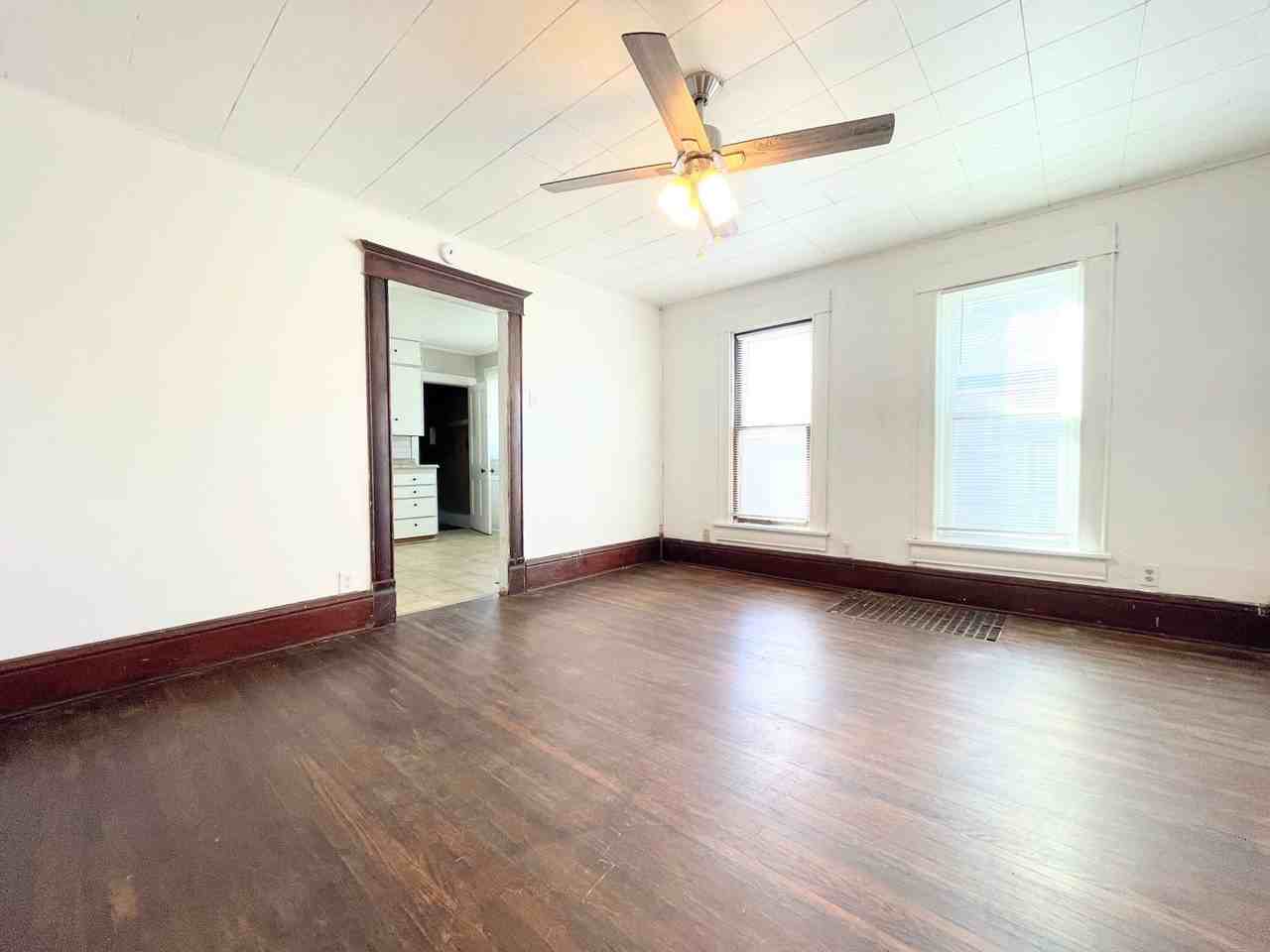 611 E Avenue B - Photo 3 of 22