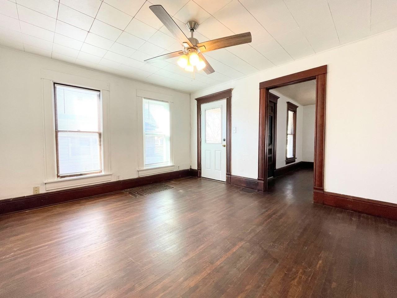 611 E Avenue B - Photo 4 of 22