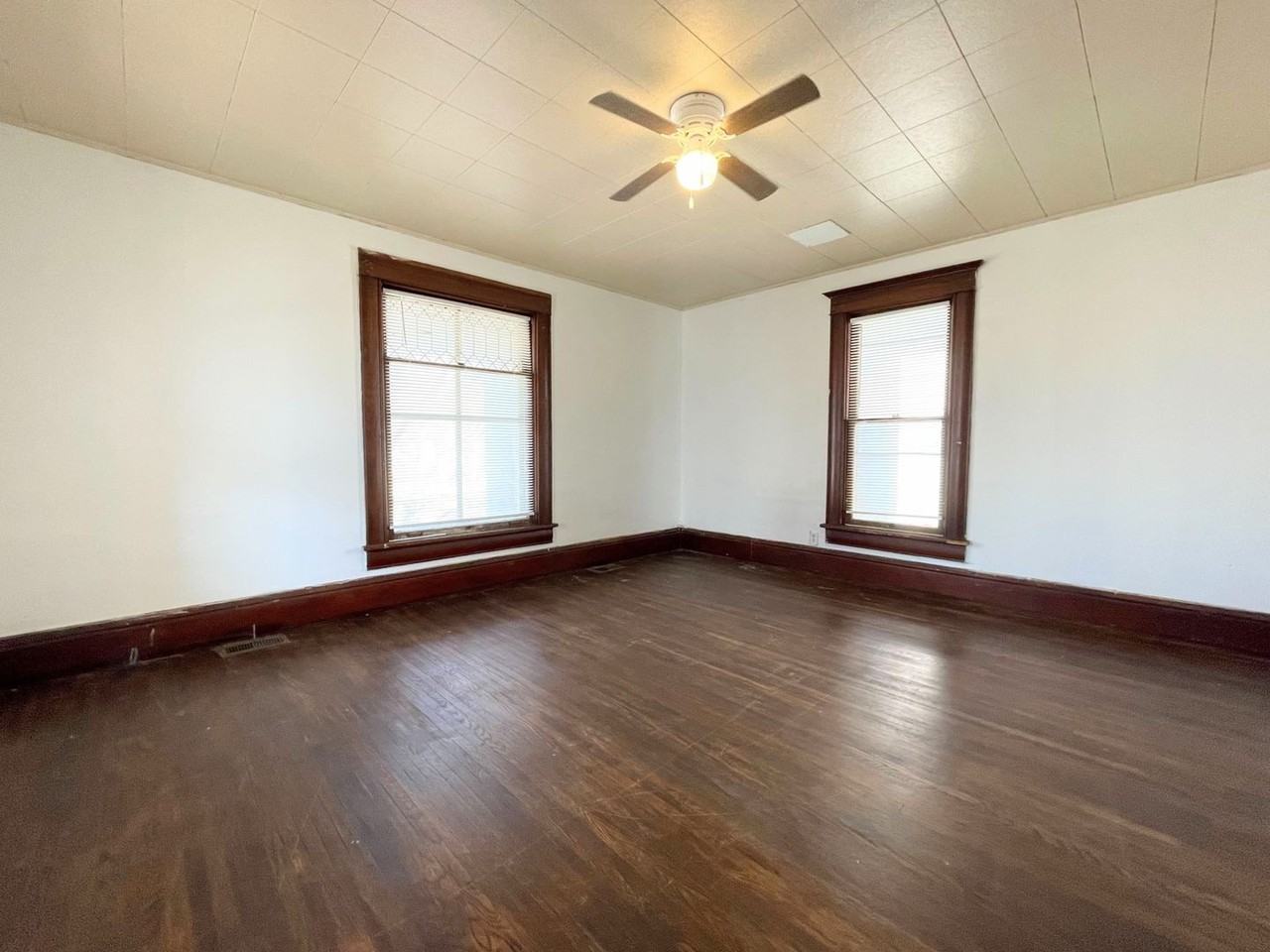 611 E Avenue B - Photo 5 of 22