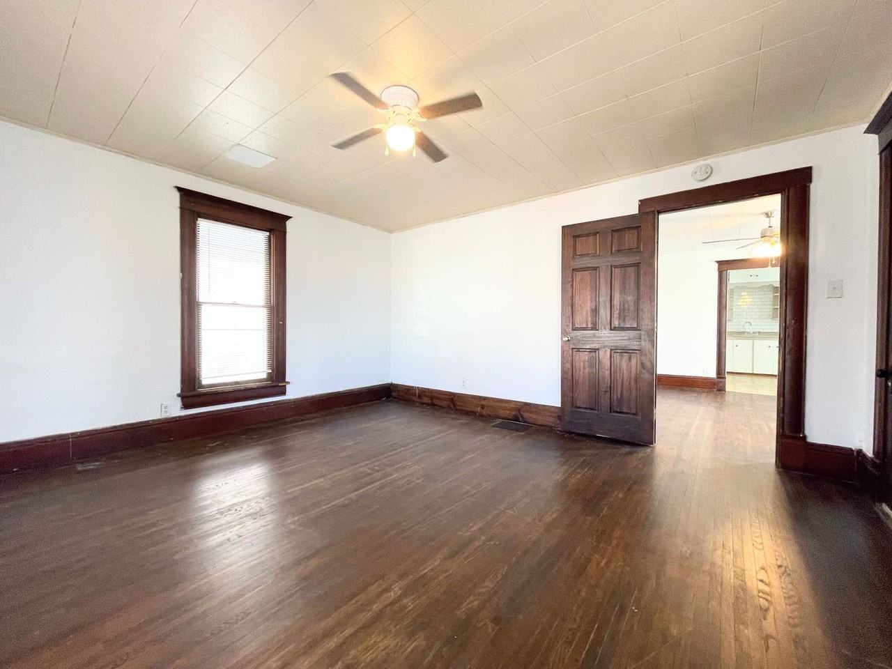 611 E Avenue B - Photo 6 of 22