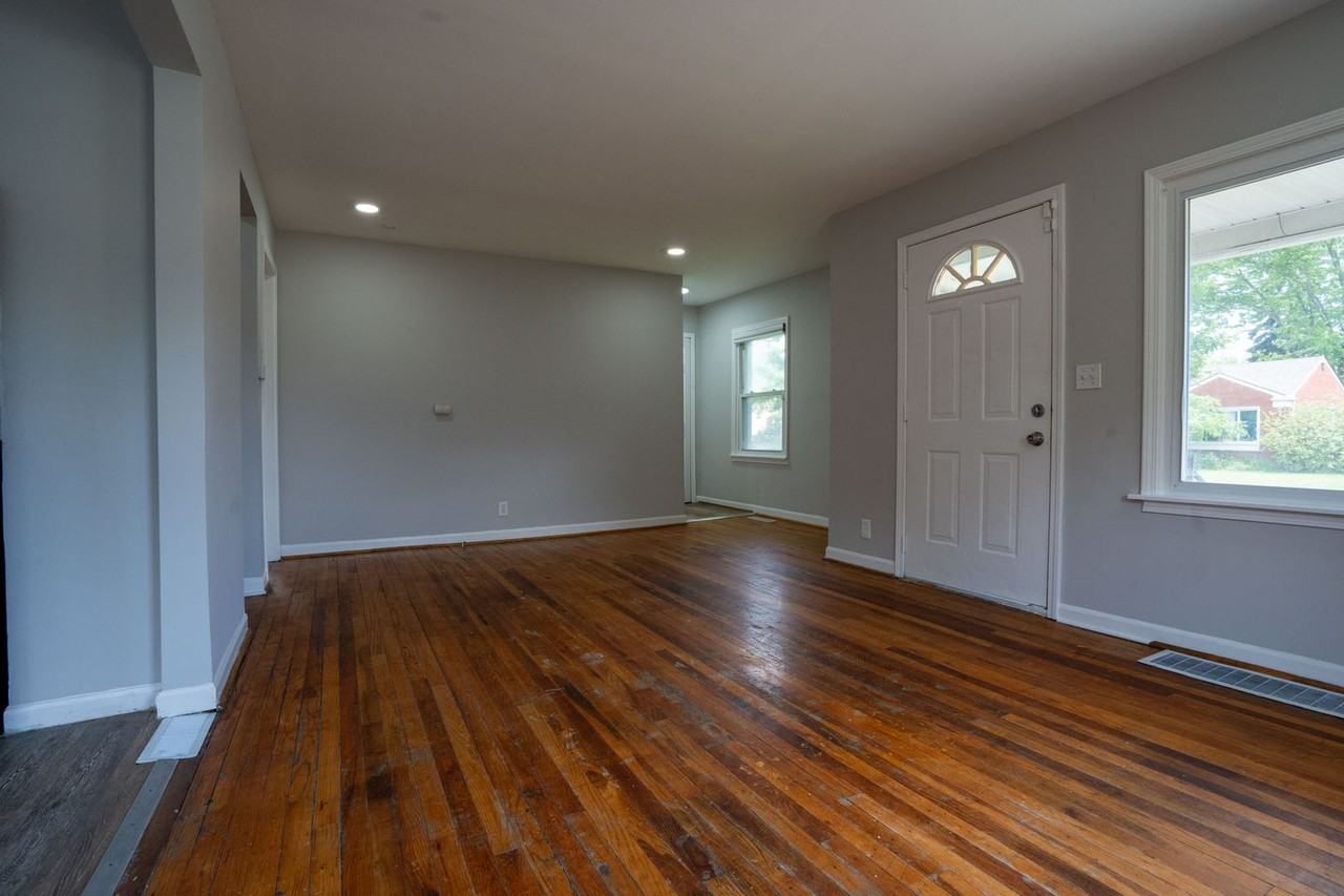 24361 Grove Ave - Photo 4 of 36