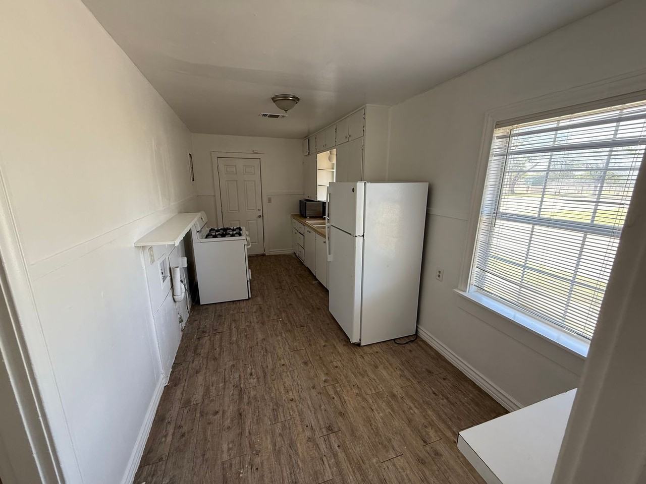 1523 25th St - Photo 4 of 12