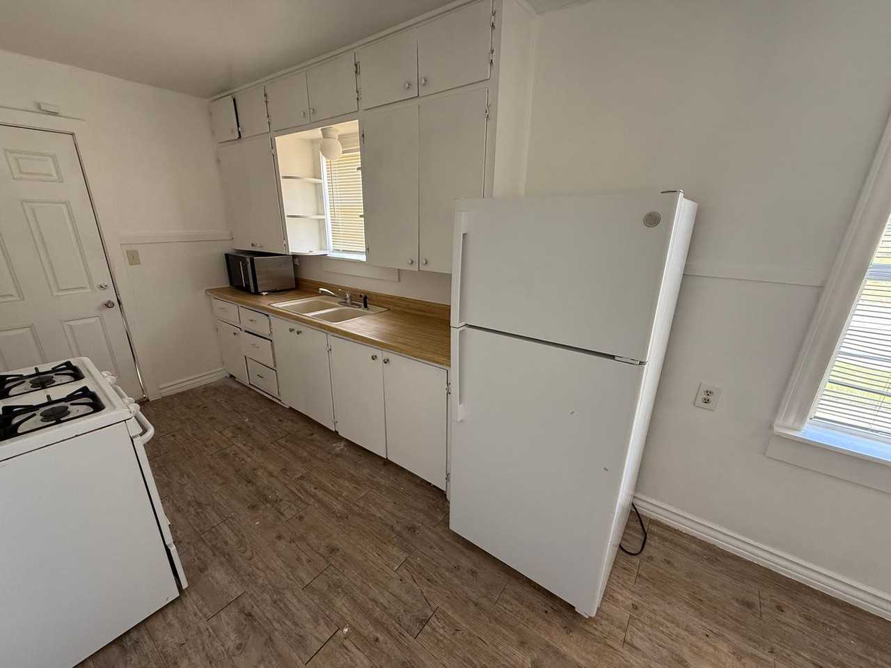 1523 25th St - Photo 6 of 12