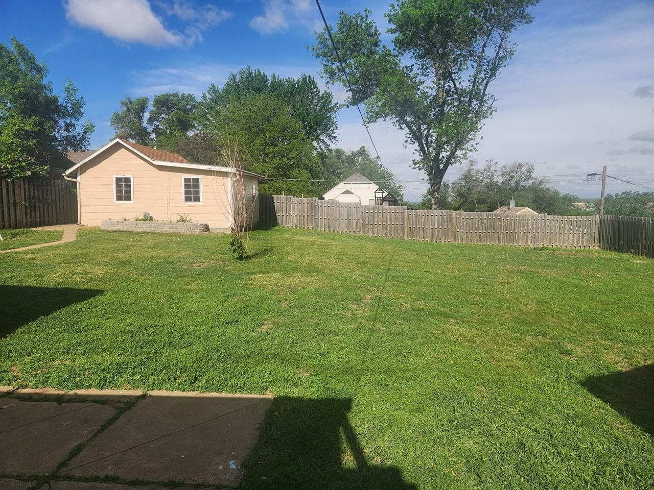 1131 S Linn St - Photo 3 of 5