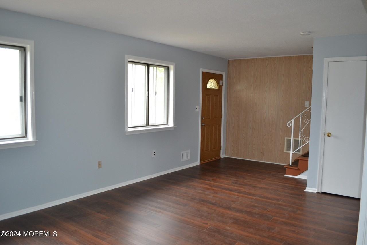 524 Rhode Island Ave - Photo 3 of 28