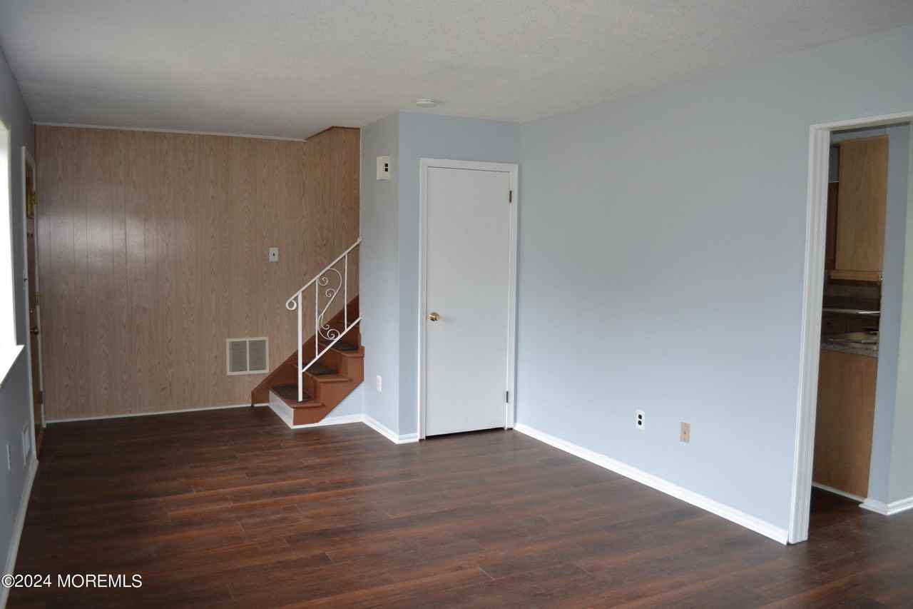 524 Rhode Island Ave - Photo 4 of 28