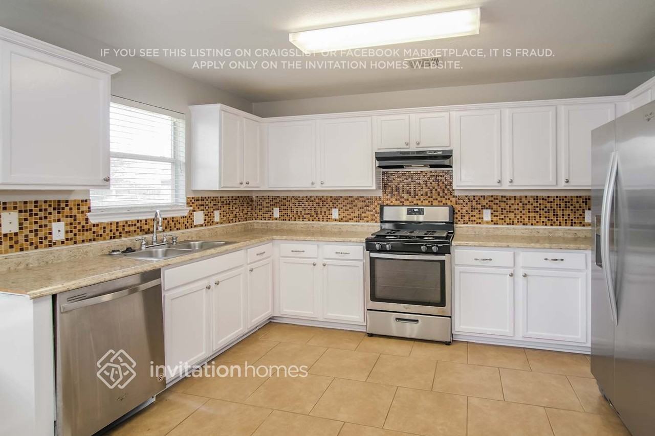14820 Lipton Ln - Photo 4 of 17