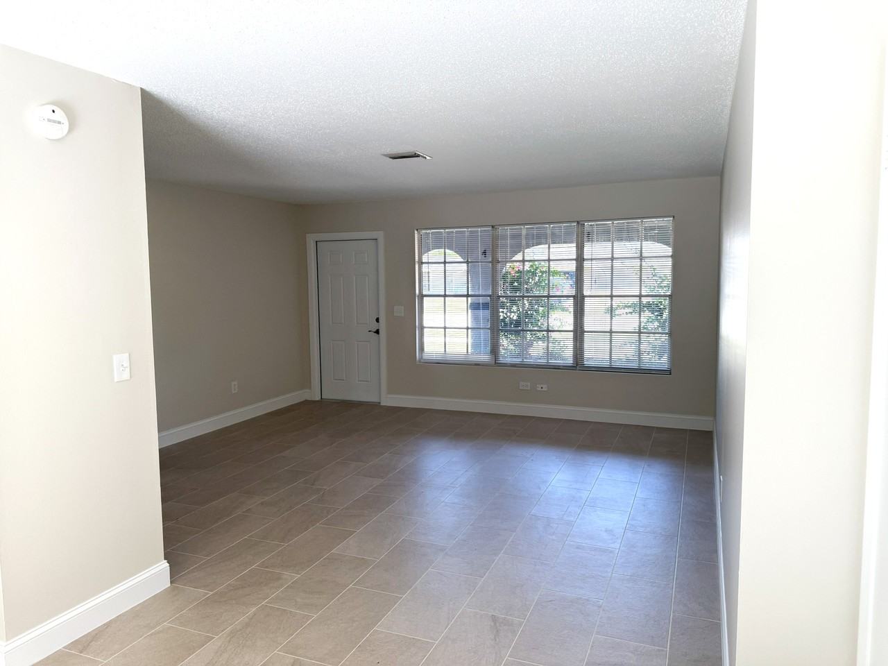 333 Northeast Floresta Drive - Photo 3 of 14