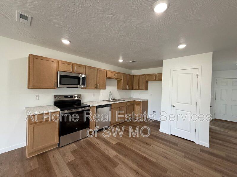 1098 Amherst Cir - Photo 2 of 10