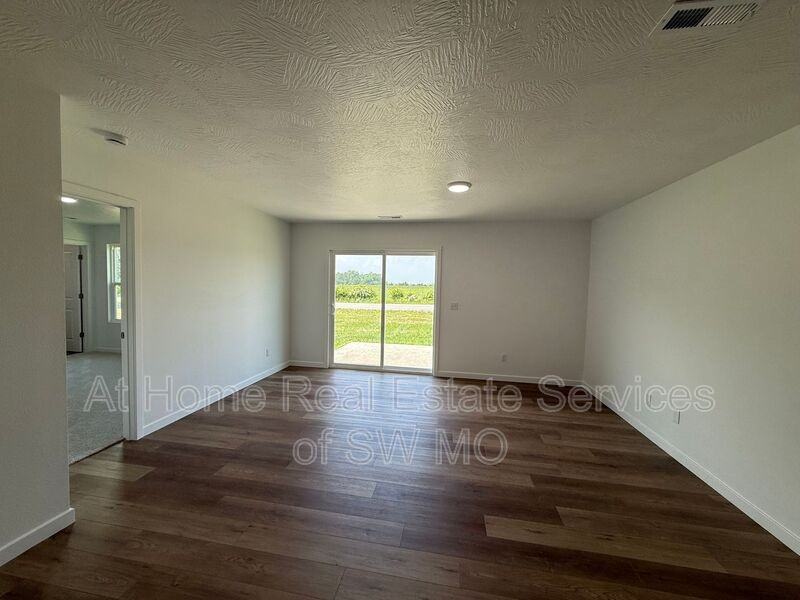 1098 Amherst Cir - Photo 3 of 10