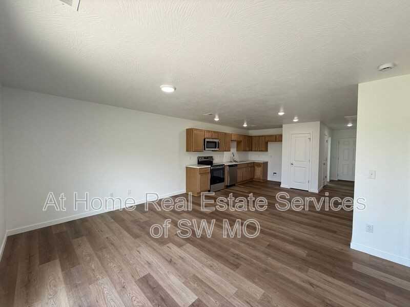 1098 Amherst Cir - Photo 4 of 10