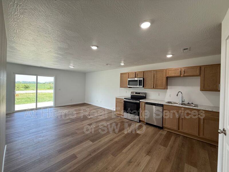 1098 Amherst Cir - Photo 5 of 10