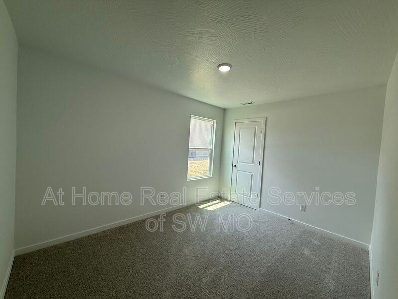 1098 Amherst Cir - Photo 7 of 10