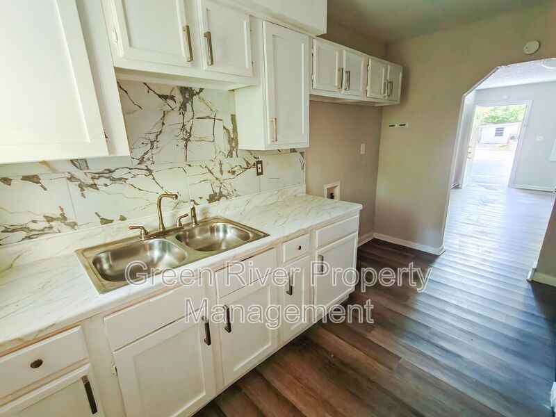2831 W 6th St - Photo 7 of 21