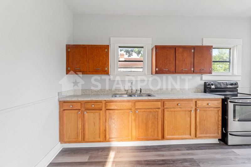 1726 W Gaulbert Ave - Photo 2 of 10