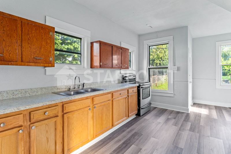 1726 W Gaulbert Ave - Photo 3 of 10