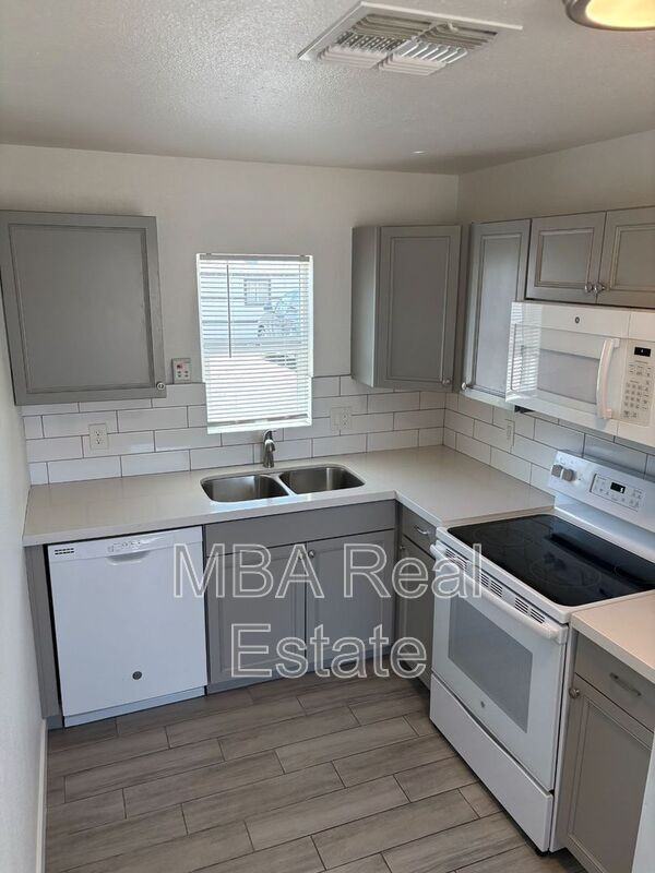 5040 N 18th Ave #1 - Photo 2 of 10