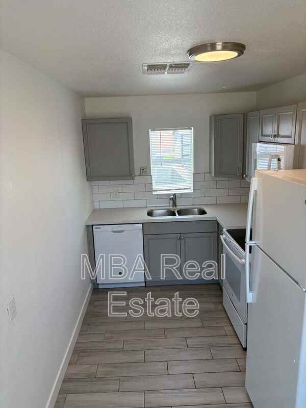 5040 N 18th Ave #1 - Photo 3 of 10