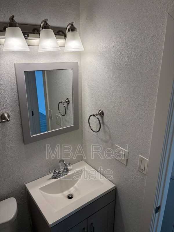 5040 N 18th Ave #1 - Photo 7 of 10