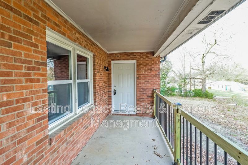 908 Marsh St - Photo 3 of 9