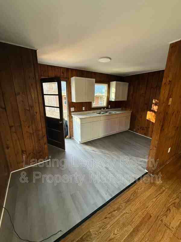 908 Marsh St - Photo 4 of 9