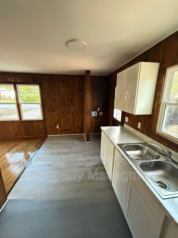 908 Marsh St - Photo 5 of 9