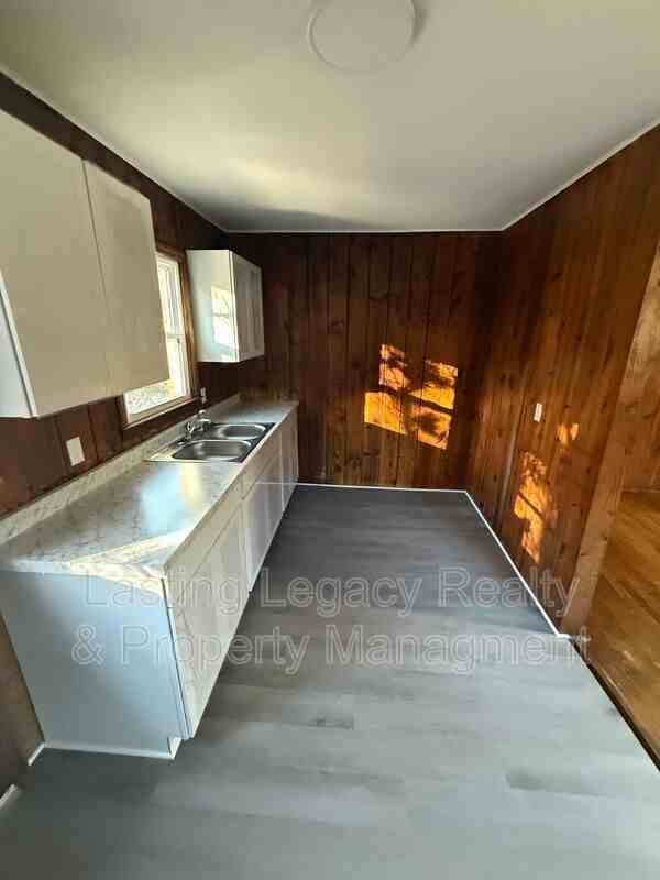 908 Marsh St - Photo 6 of 9