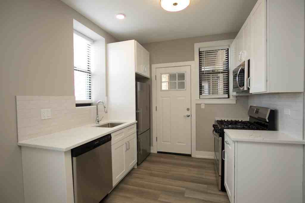 JANSSEN + IRVING #3E - Photo 2 of 21