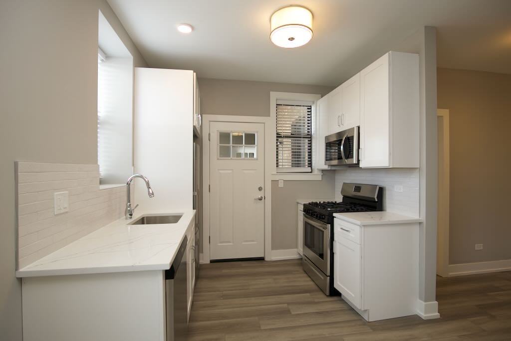 JANSSEN + IRVING #3E - Photo 3 of 21