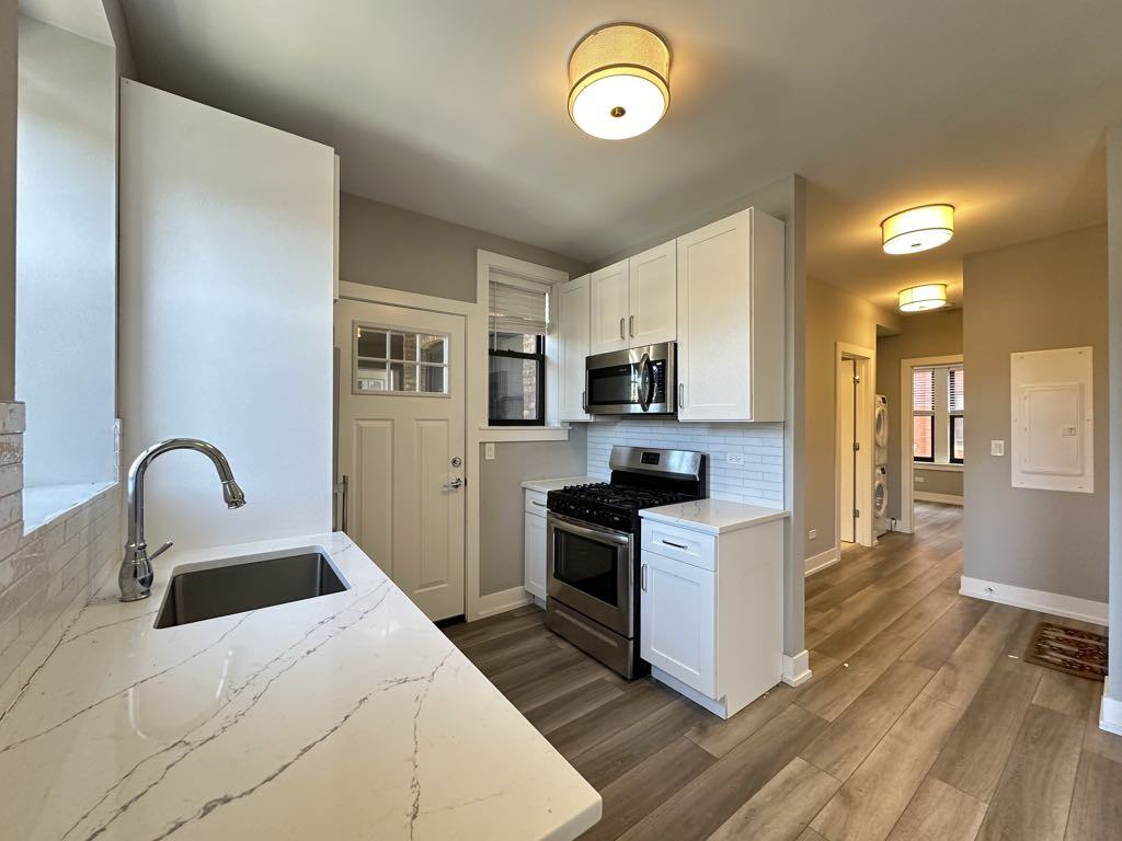 JANSSEN + IRVING #2E - Photo 4 of 21