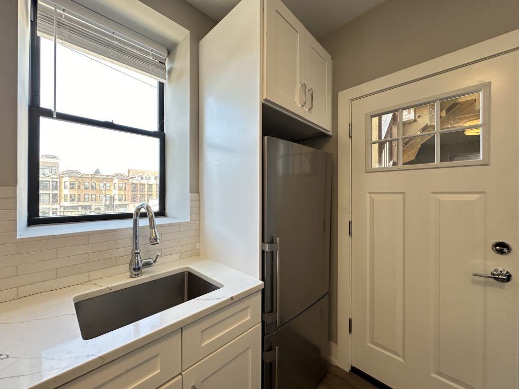 JANSSEN + IRVING #2E - Photo 5 of 21