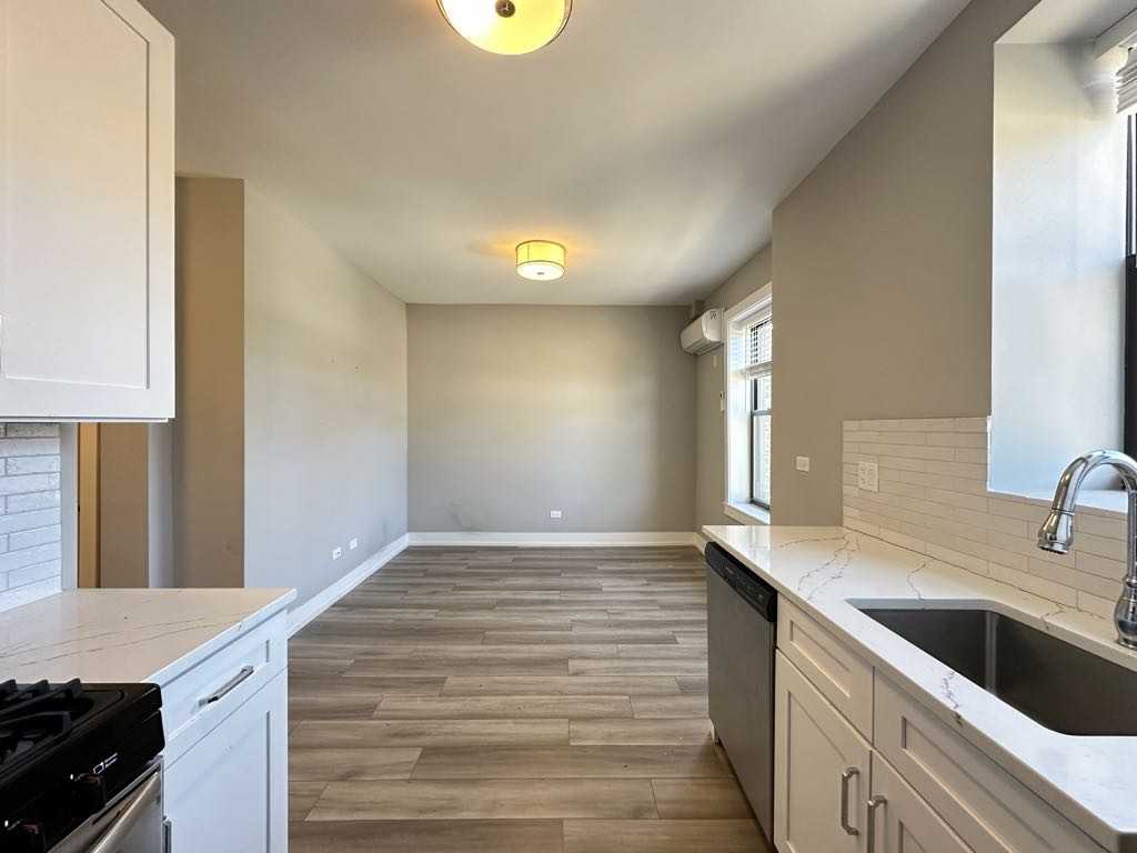 JANSSEN + IRVING #2E - Photo 6 of 21