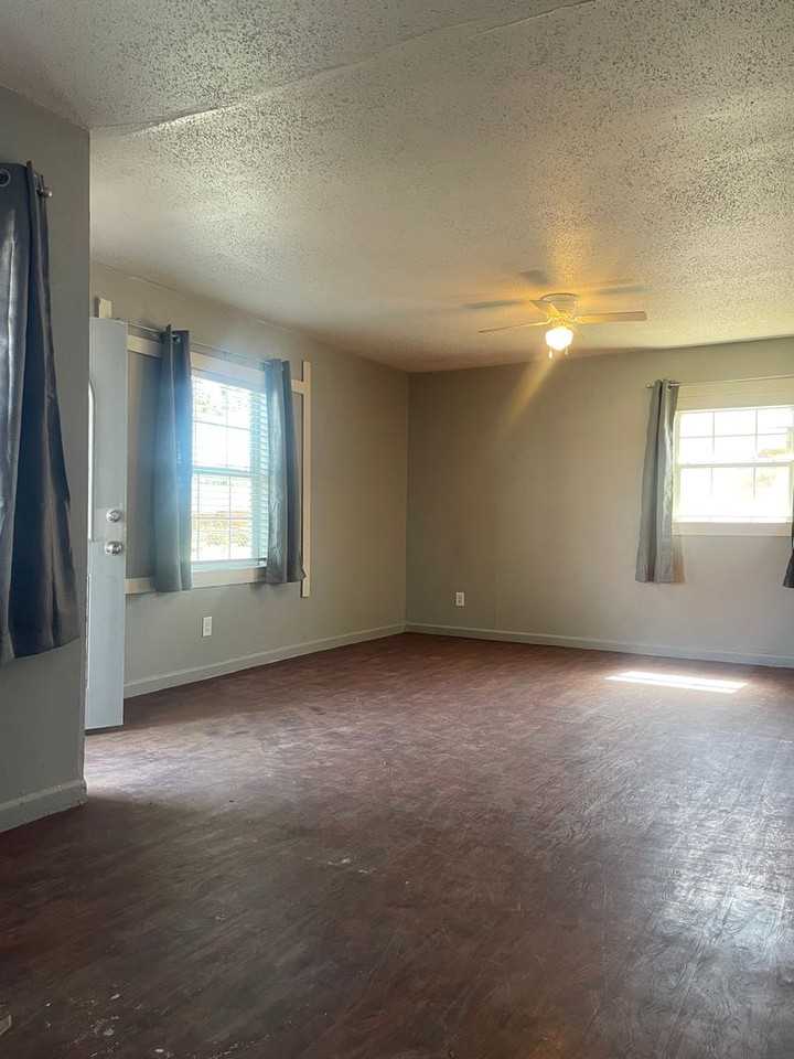 2438 E 30th St - Photo 6 of 24