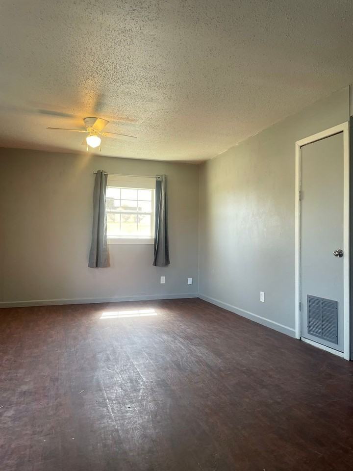 2438 E 30th St - Photo 4 of 24