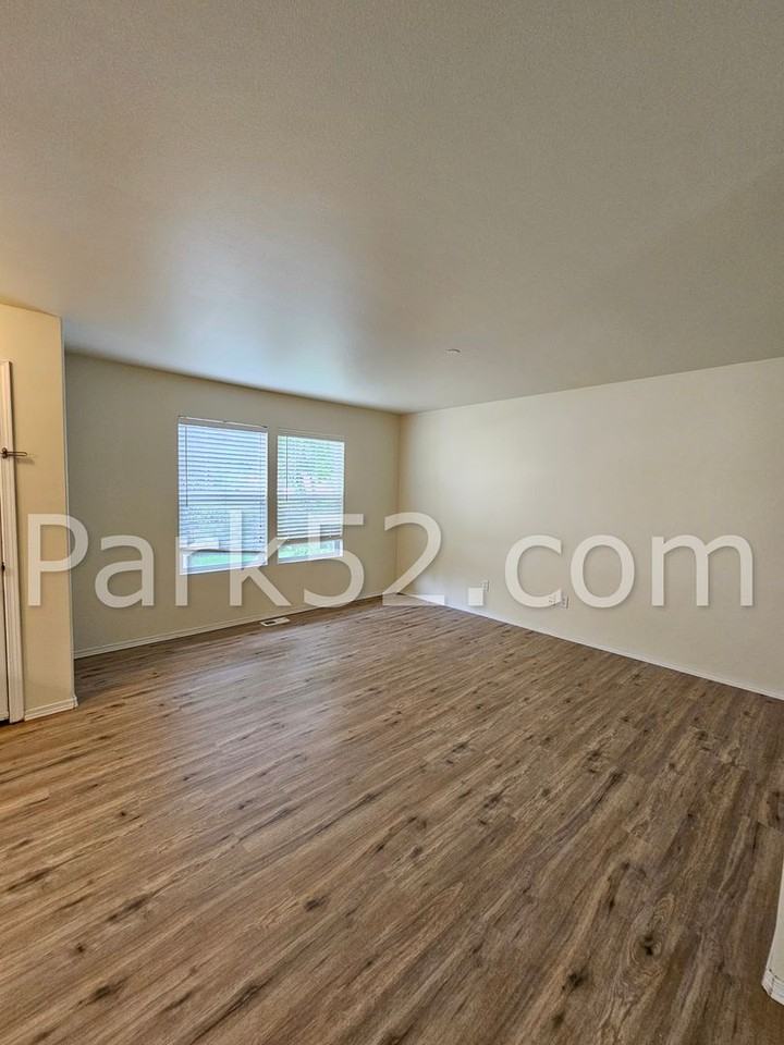 2458 Arnold St - Photo 2 of 22