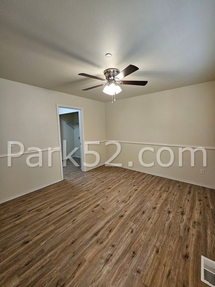 2458 Arnold St - Photo 3 of 22