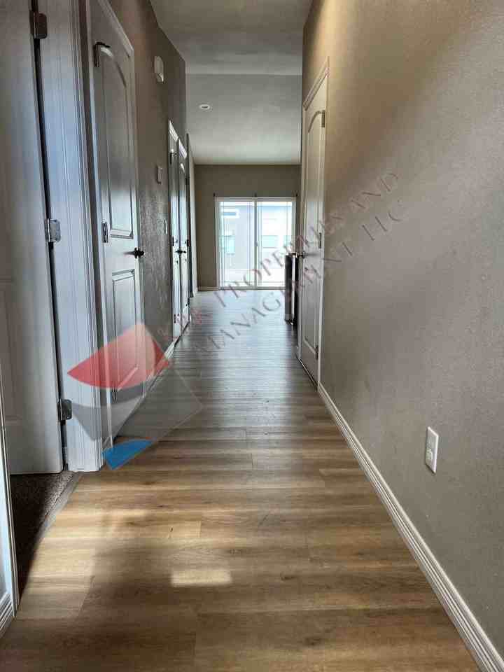 1911 W 8th St - Photo 2 of 11