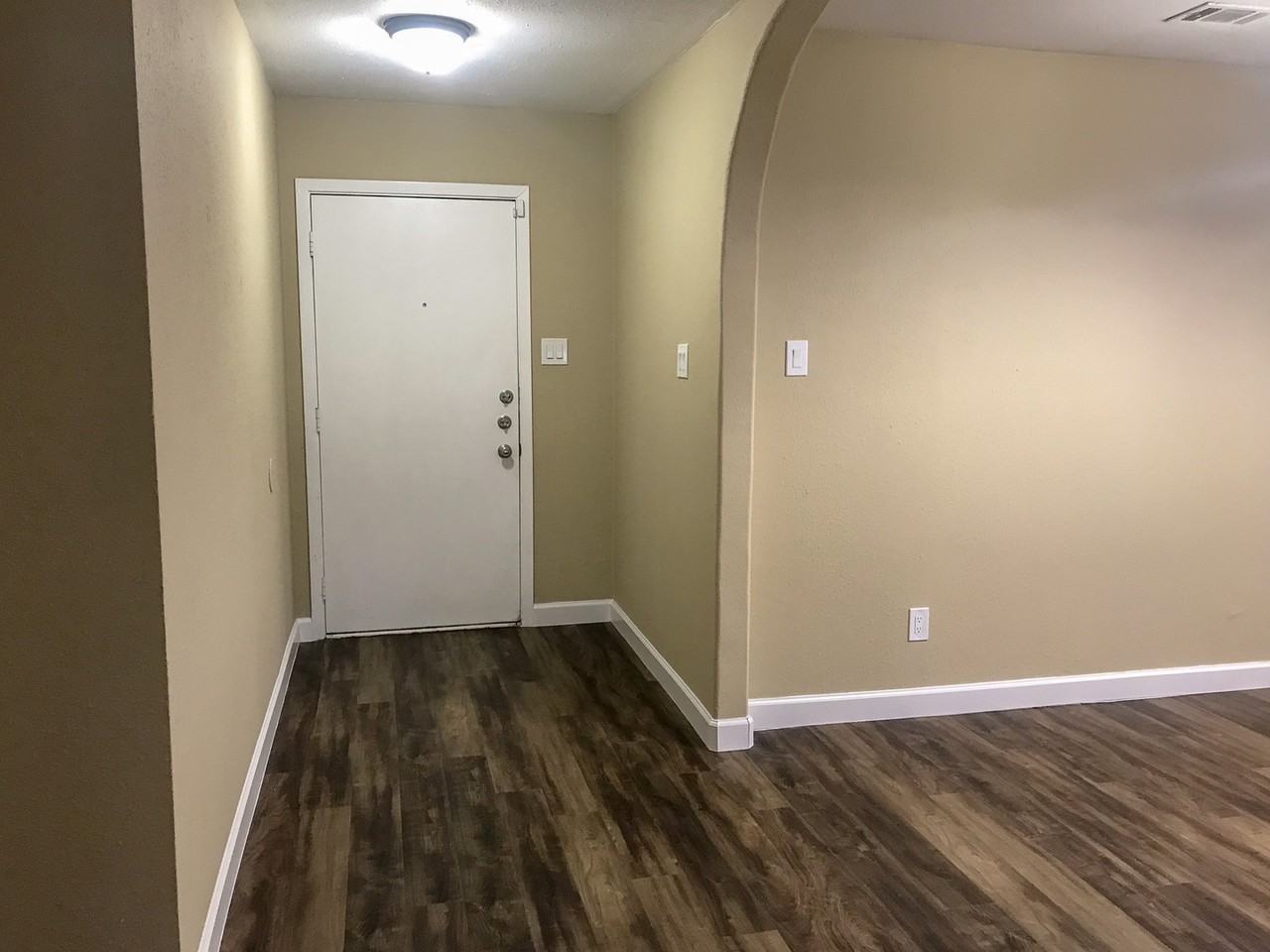10511 Robinwood Cir - Photo 3 of 22