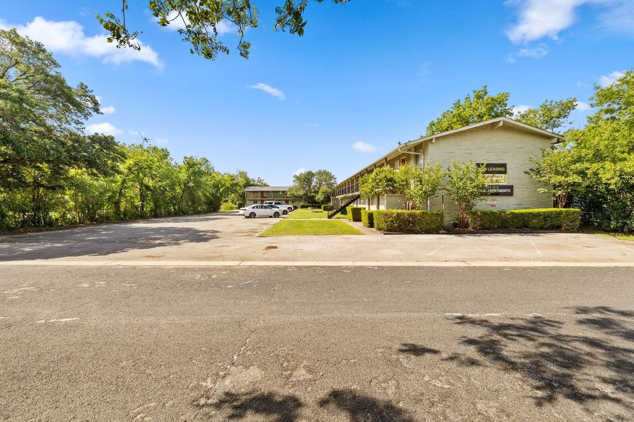 806 E 13th St #104 - Photo 3 of 36