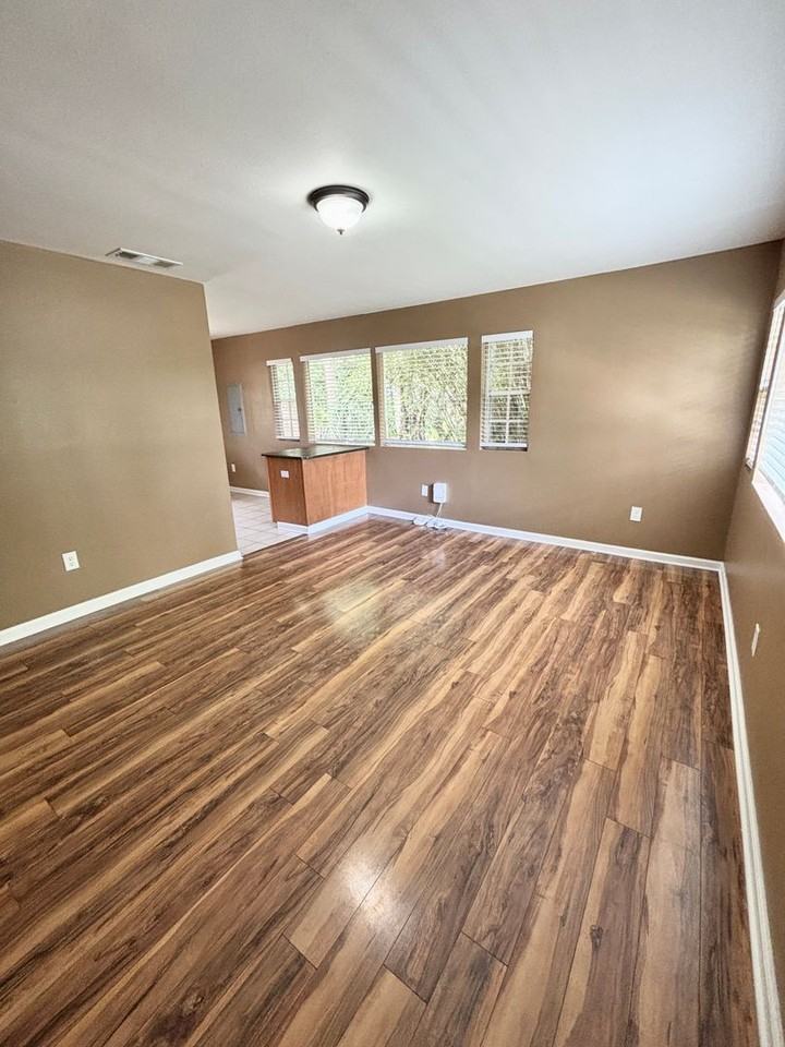 515 1/2 E Carolina St - Photo 2 of 11