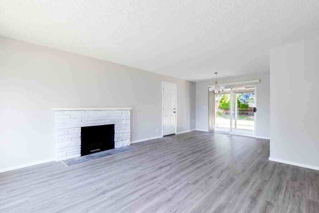 654 Jefferson Ave Ne - Photo 2 of 22